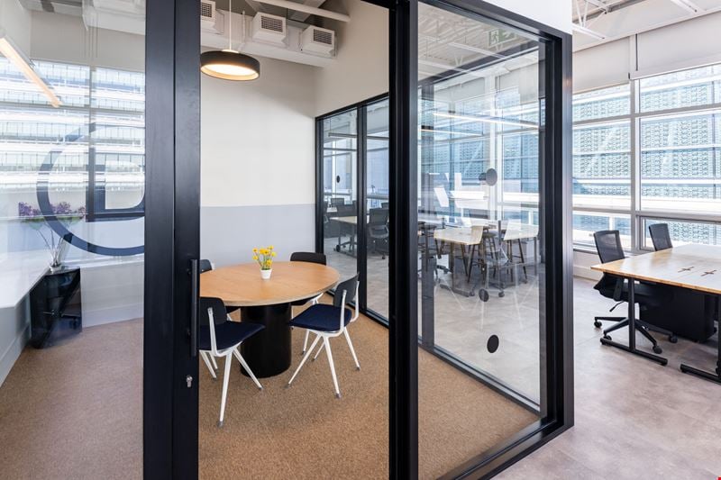 455 Rue Saint-Antoine Ouest Conference Room
